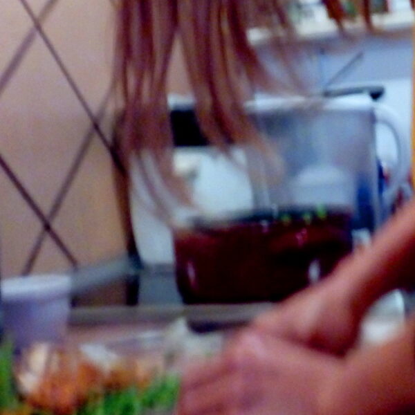 No, comprar no es la única vía de obtener bienes de primera necesidad