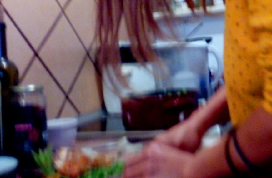 No, comprar no es la única vía de obtener bienes de primera necesidad